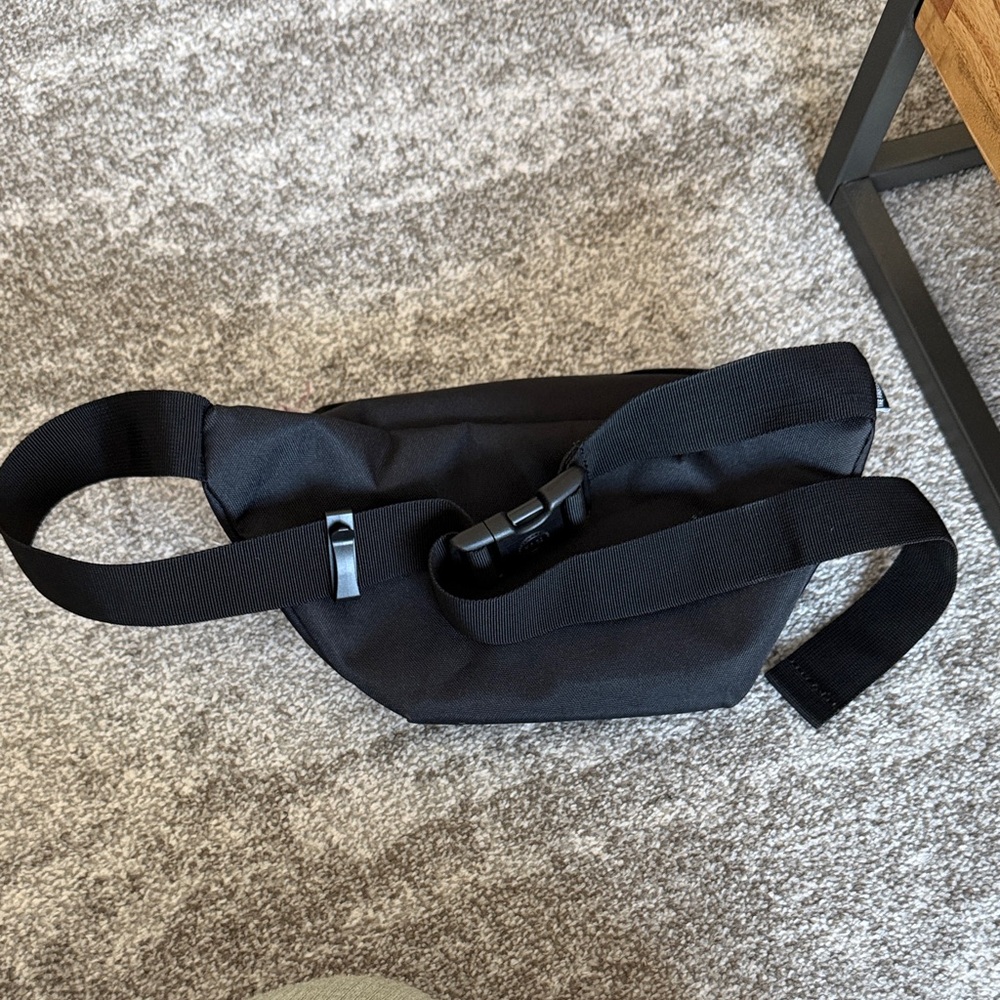 Herschel Supply Company Black Belt Hip Bag Fanny Pack NWOT - Picture 3 of 3